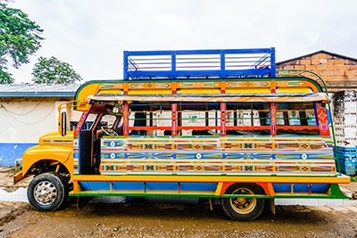 Chicken Bus estacionado en la carretera