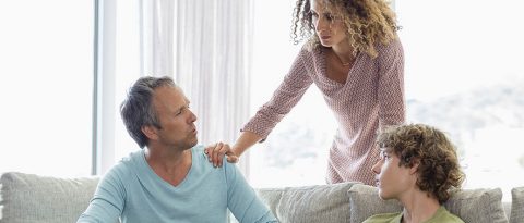 Familia hablando sobre la pérdida del empleo