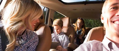 Familia en un viaje por la carretera